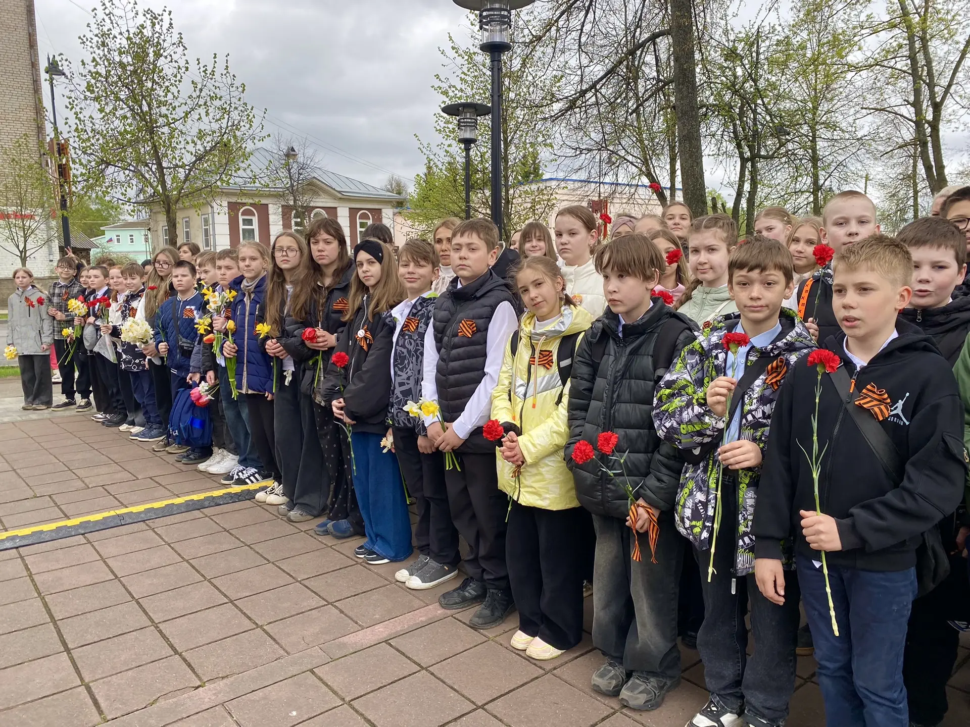 Сегодня, накануне светлого праздника Победы, состоялась торжественная церемония возложения цветов к 