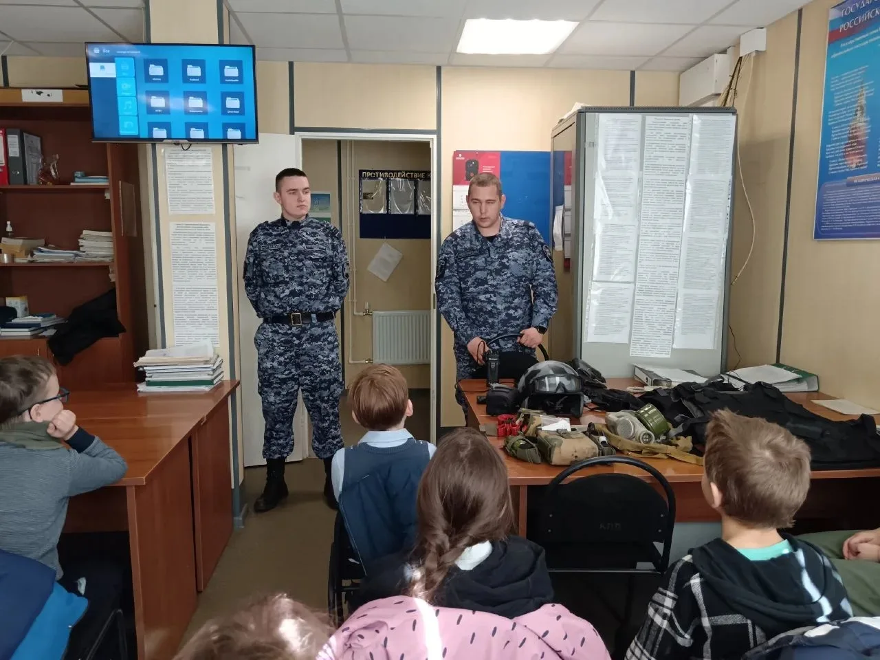 3-А класс отправился в Росгвардию! 🚔 Учащиеся изучали, как работают защитники правопорядка, и даже 