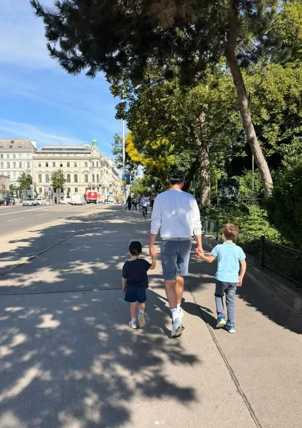 Принцесса Евгения опубликовала фотографии своего мужа Джека Бруксбэнка с детьми
https://thecrowns.ru