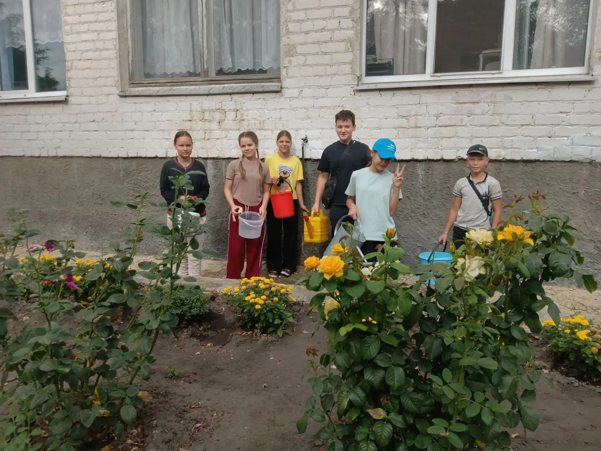 🍂 Субботник в МКОУ «Александровская СШ»: вместе делаем школу чище и красивее! 🍂