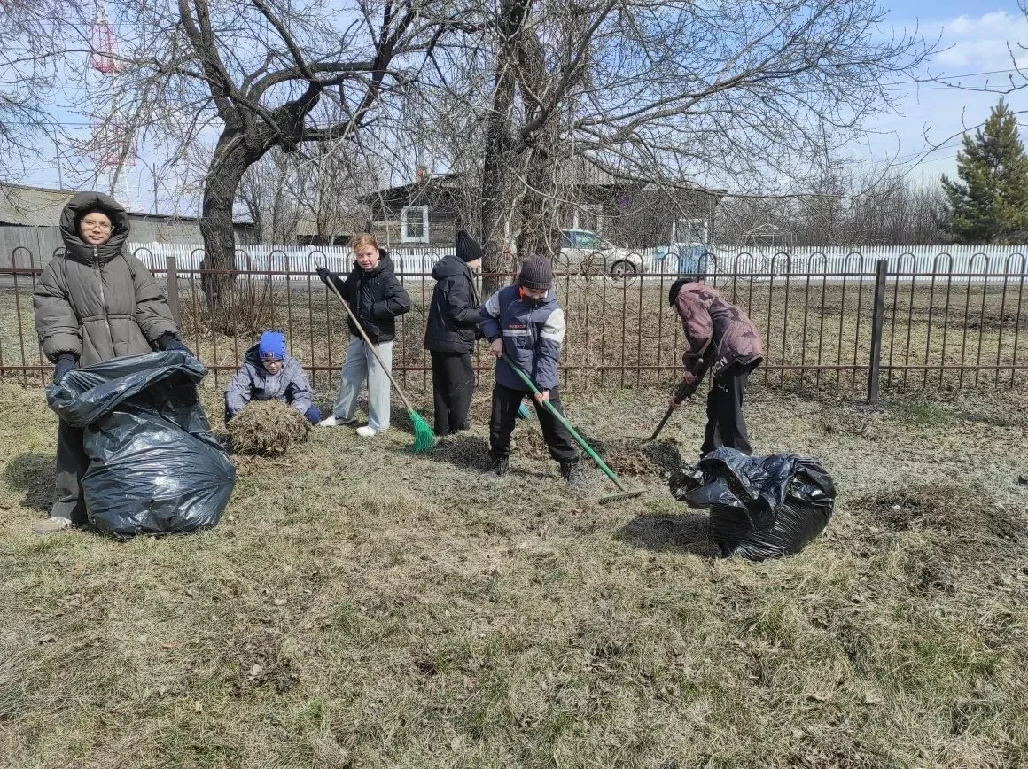 Здорово, что в нашей школе прошёл субботник! Совместная работа учеников начальной школы...