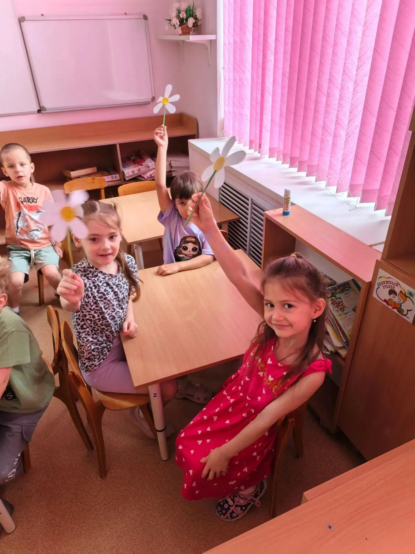 Полным ходом идет подготовка ко Дню семьи, любви и верности! Наши ребята с огромным старанием мастер