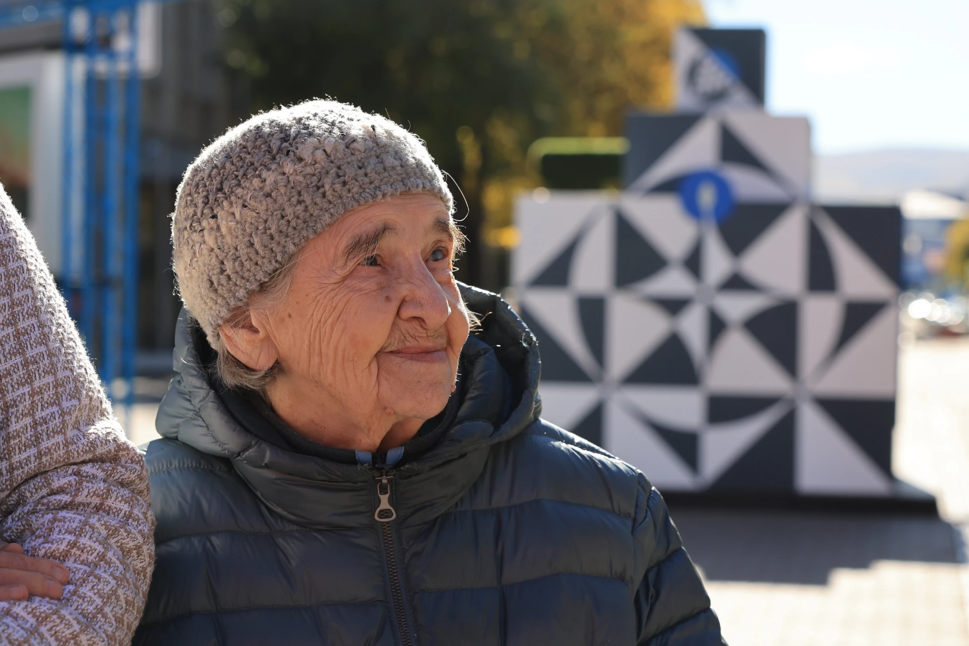 Вдова Андрея Поздеева пришла на уличную выставку в Красноярске к его 100-летию