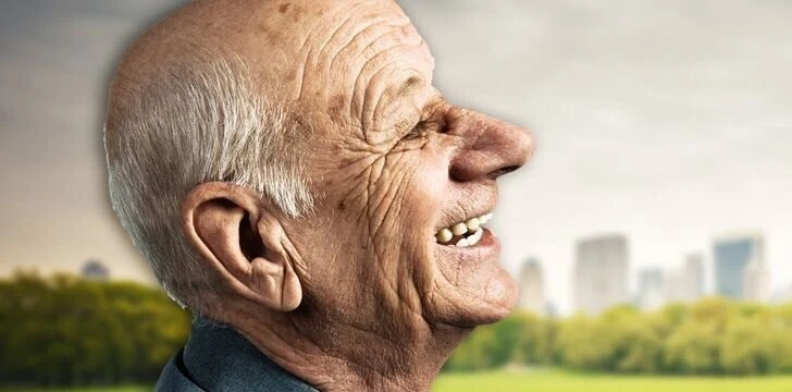 Нос и уши никогда не прекращают расти, хоть и медленно, именно поэтому они кажутся таки...