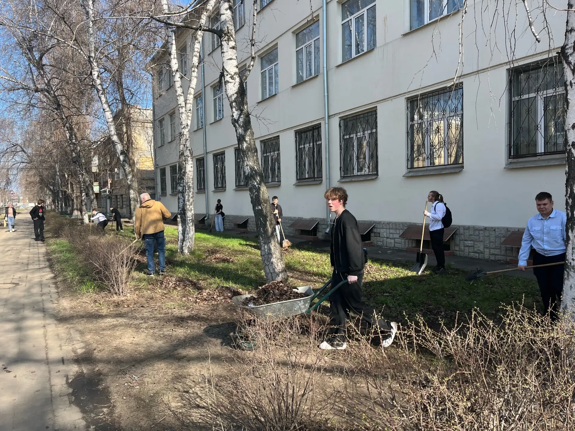 Весна вступает в свои права, а это значит — время наводить чистоту. Студенты филиала РГУПС снова взя