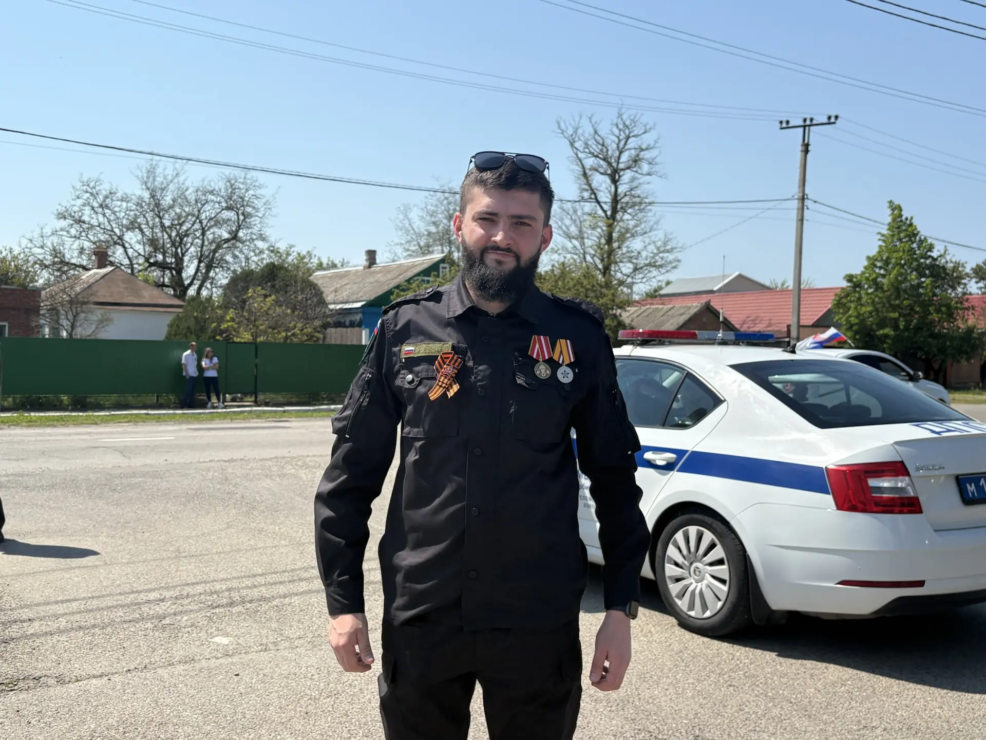 Сегодня, в День Победы, по райцентру ярко, шумно и сплочённо проехал автомарш.   Флаги России, Знамё