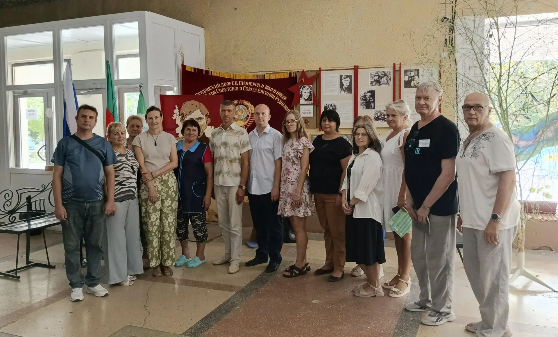 В ГБУ ДО ЗО ЦДЮТ г. Бердянск в памятном уголке имени Евгении Максимовны Рудневой сотруд...