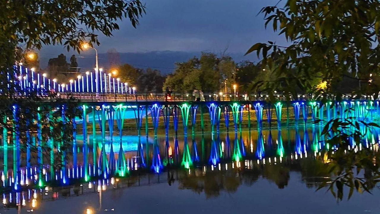 😍Подсветка моста вечером на Берегах