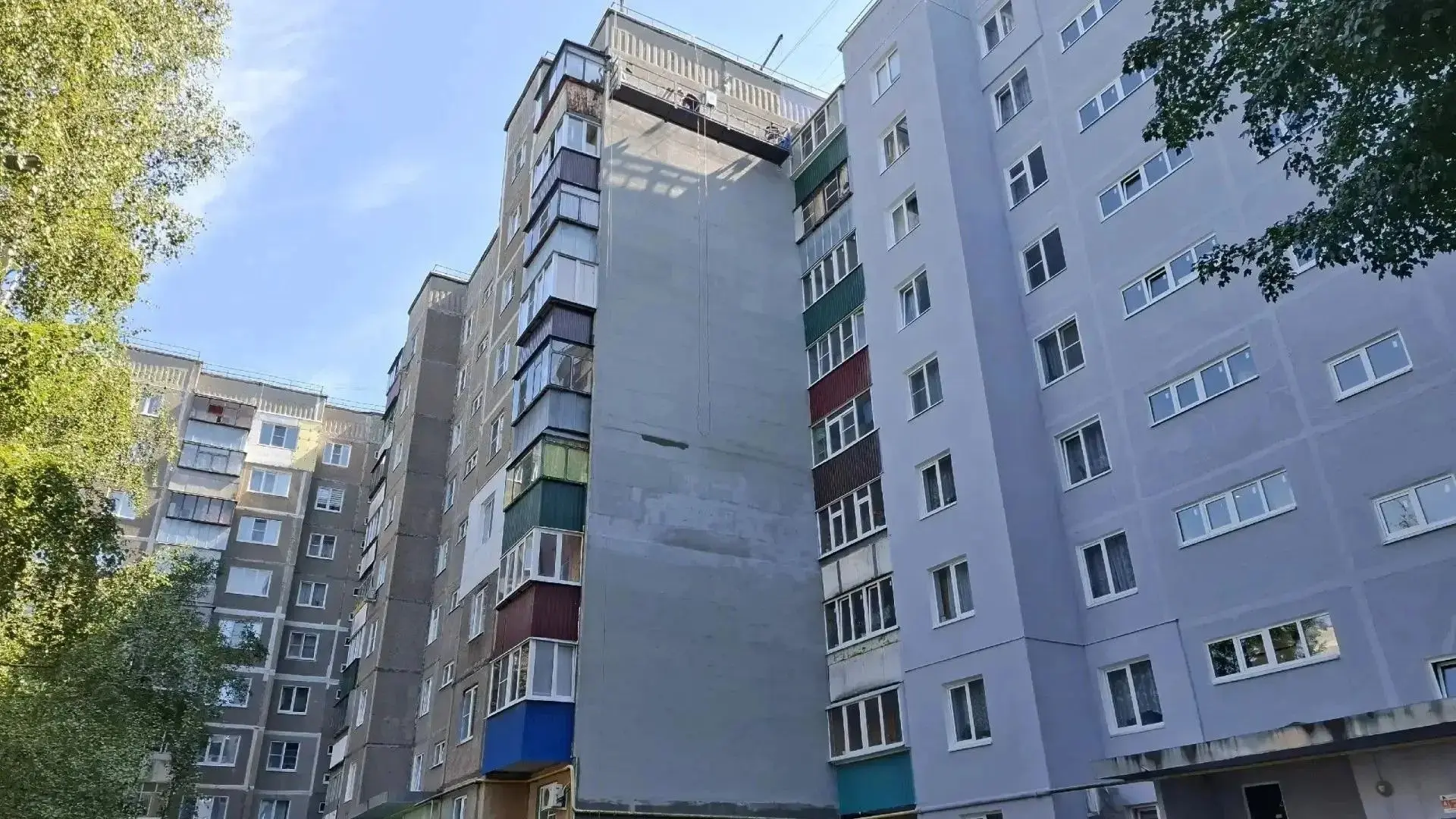 🏠Подрядная организация продолжает капитальный ремонт фасада МКД по адресу: г. Курск, у...