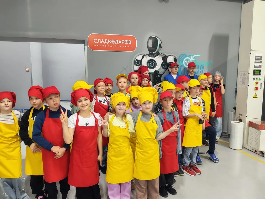 Экскурсия класса 2 «Г»: в гости к сладостям на фабрику «Сладкодаров»! 🍪✨