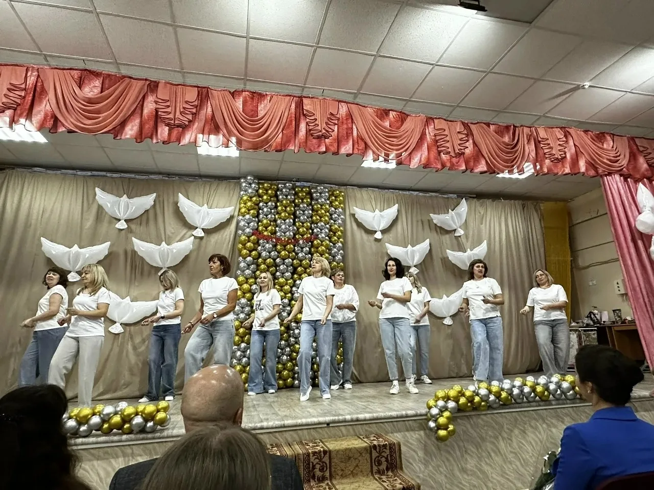 Последний звонок прозвенел в 11 классах. Праздник прощания с детством, символ окончания учебы, весел