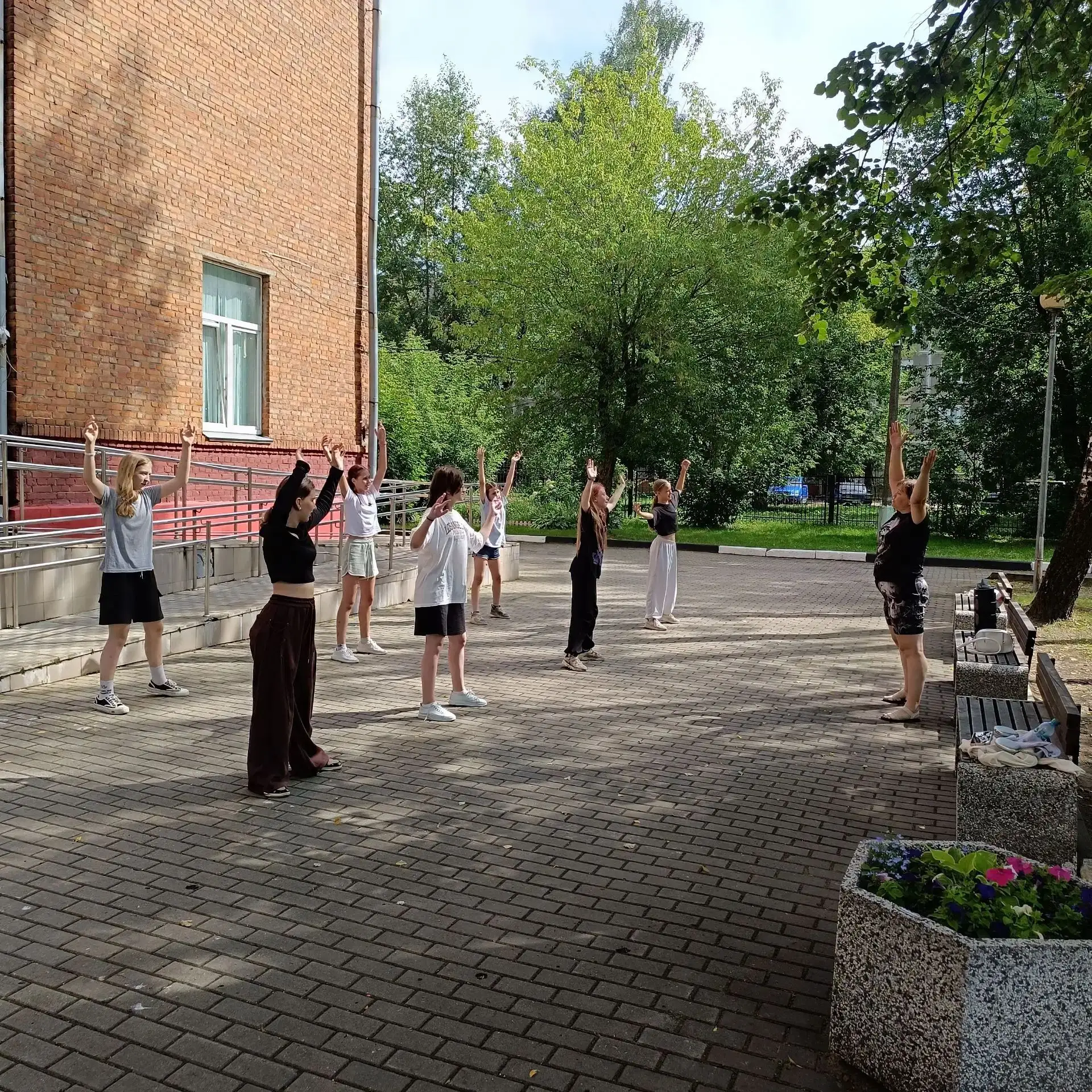 Наш летний день в пришкольном лагере начался с бодрой зарядки! ☀️А потом началось самое интересное:
