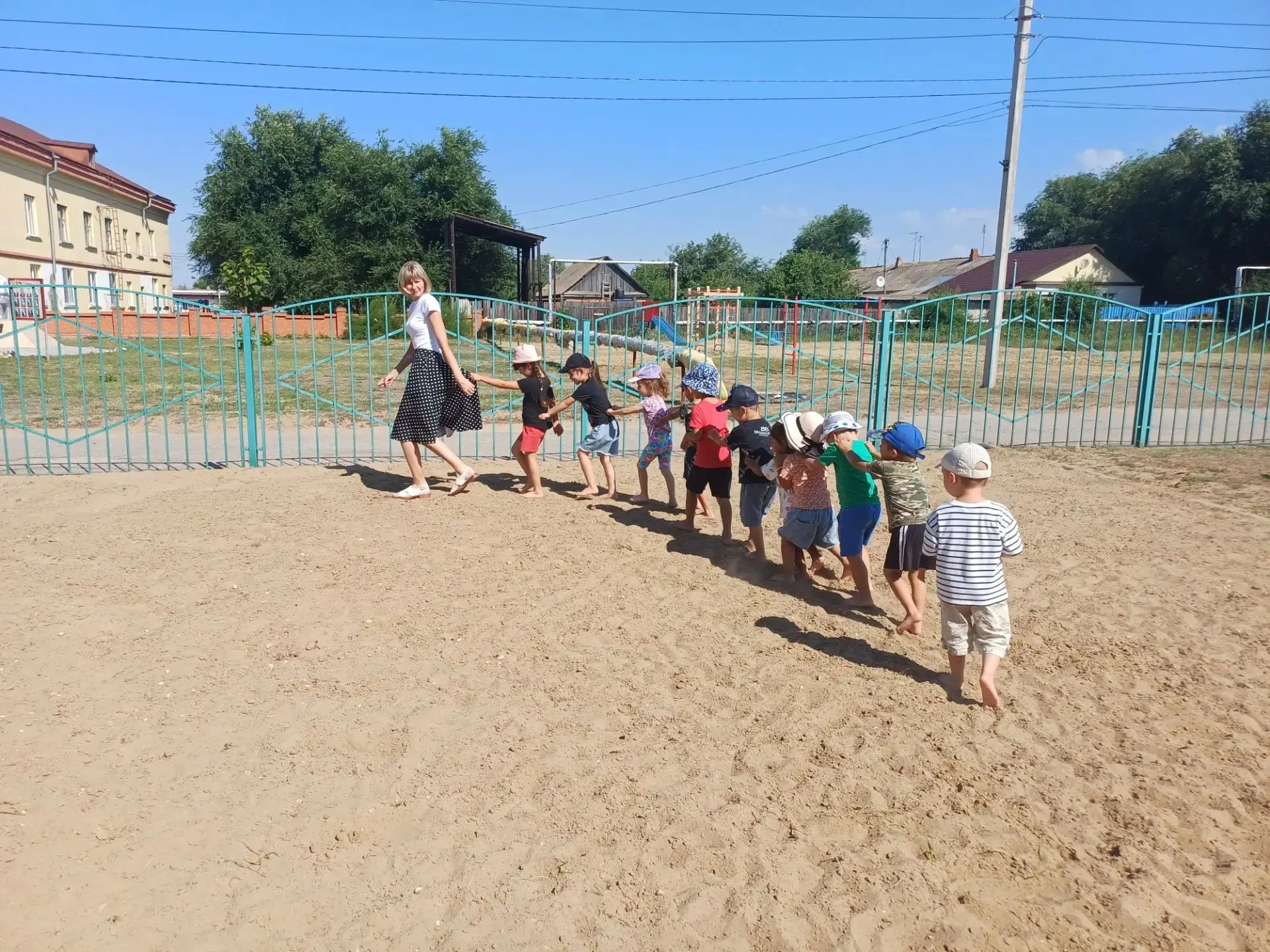 Путешествие по тропе здоровья!👣

Каждый день на прогулке ребята с радостью участвуют в интересных и