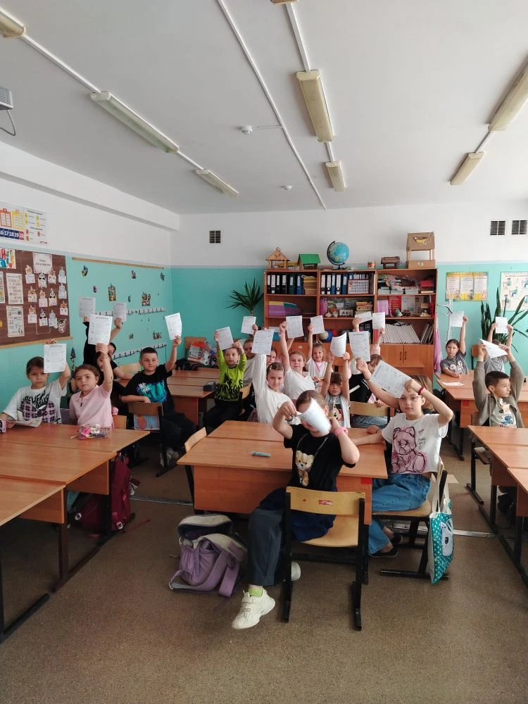 В 3б прошла беседа "Беседы о безопасности. Безопасное лето". Ребята посмотрели видео и ...