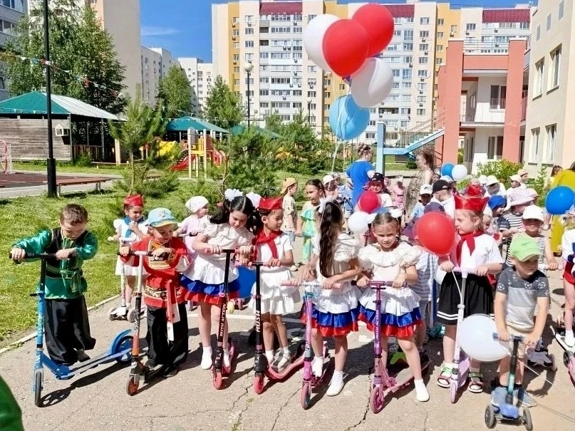 🇷🇺 Флаги, ветер и «Капельки солнца»

В детском саду № 215 «Капельки солнца» устроили настоящий вел