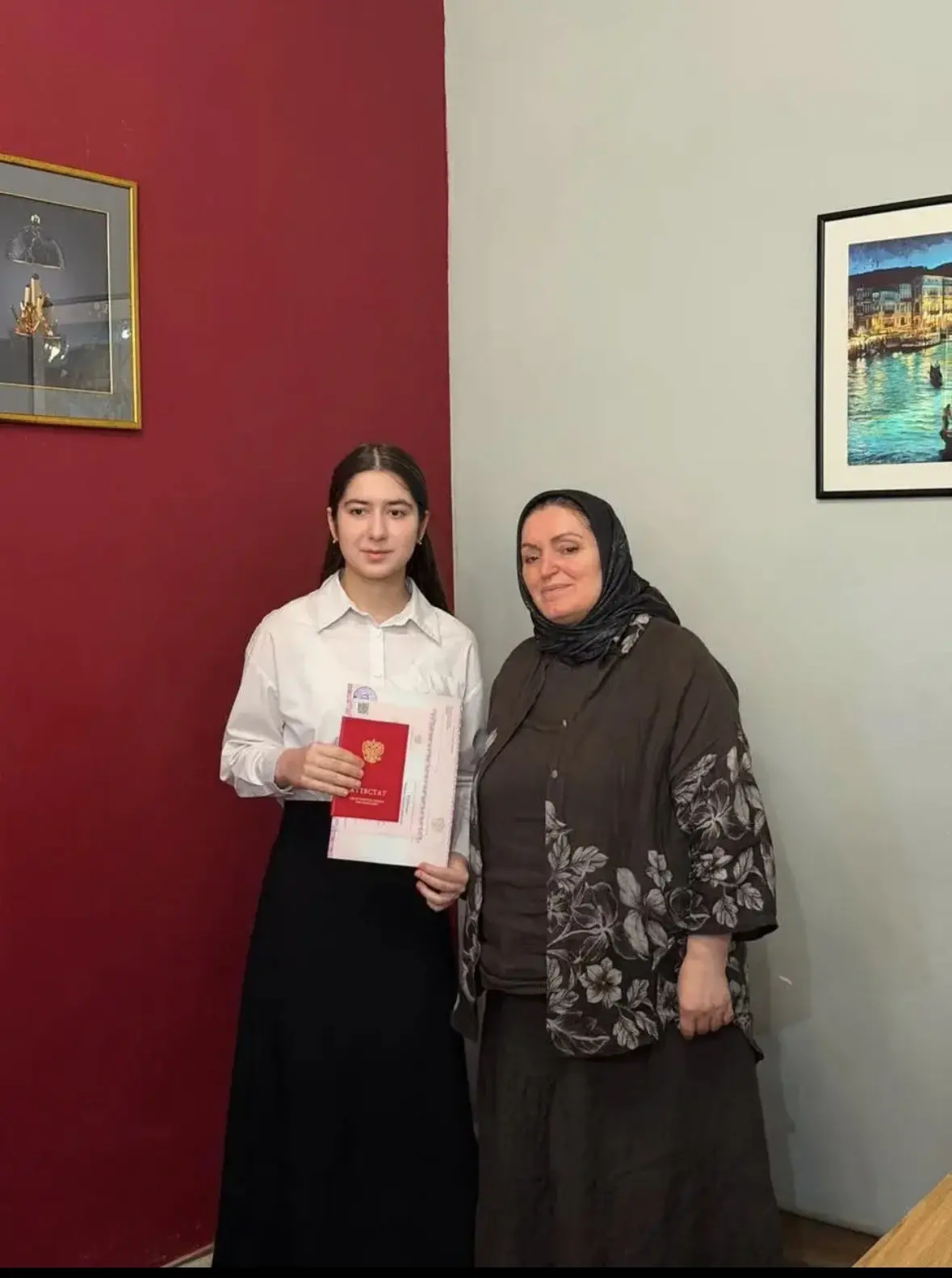 Девятиклассники нашей школы успешно сдали ОГЭ, а 13 лучших учеников получили аттестаты с отличием!
В