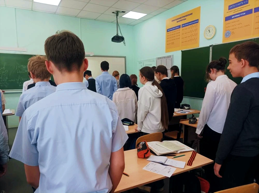 🕯️ Мы вспомнили. Мы не забыли.  Сегодня в полдень в Лицее прошла Минута молчания. Встали, склонили г