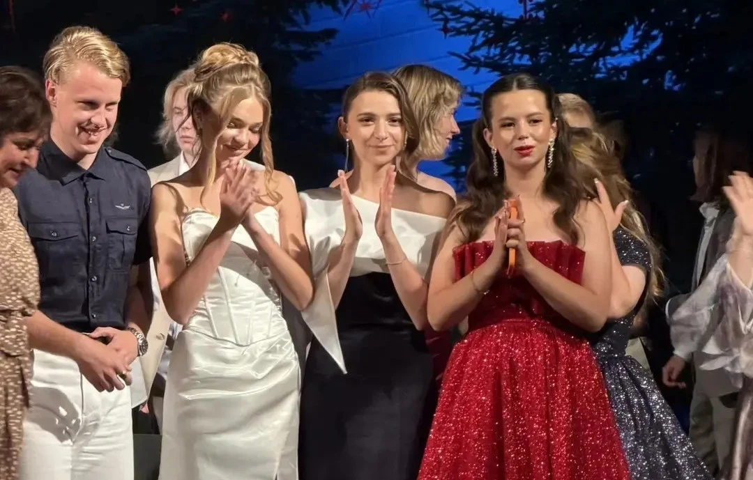 ВЫПУСКНЫЕ ВЕЧЕРА👑💐🎉

 В конце июня в Первой гимназии  состоялся Выпускной вечер 11-х классов. Сре
