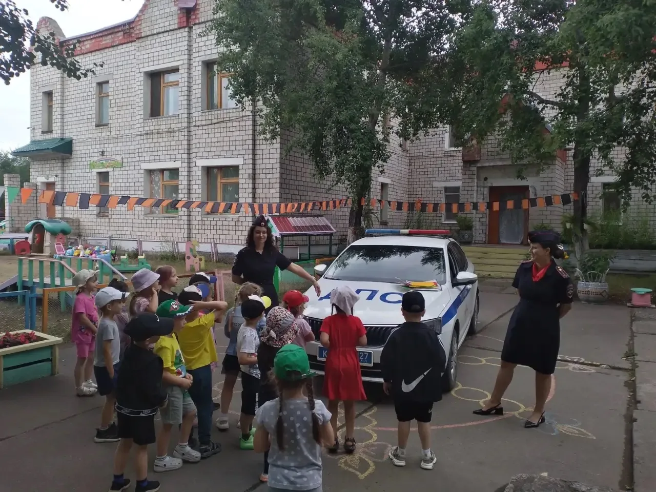 Дорожная азбука: к нам в гости приехали настоящие инспекторы ГИБДД!
Сегодня наш детский сад принимал