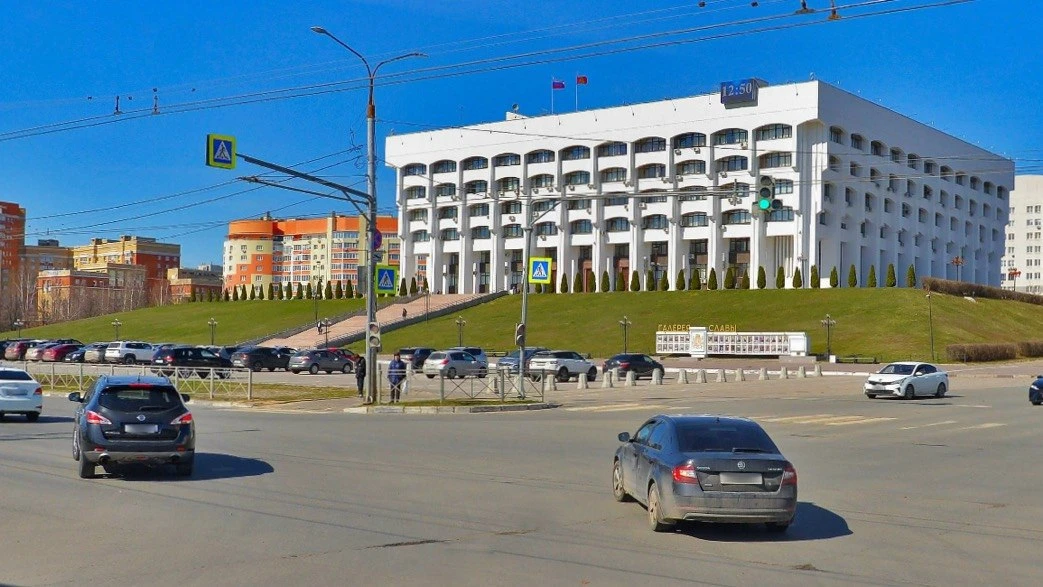 Βлacти oбъявили oб измeнeнии peжимa paбoты cвeтoфopa нa пepeceчeнии улицы Μиpa и Октябpьcкoгo пpocпe