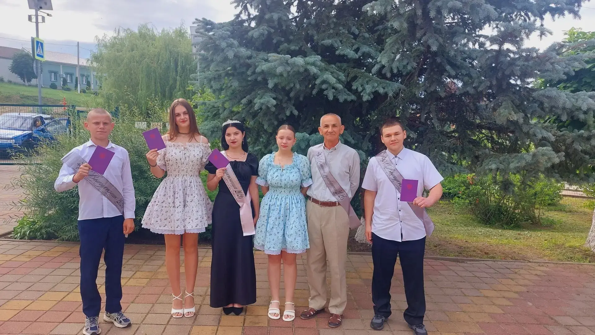 📸 Выросли... Кажется, только вчера мы вели их за руку в первый класс, а сегодня они уж...