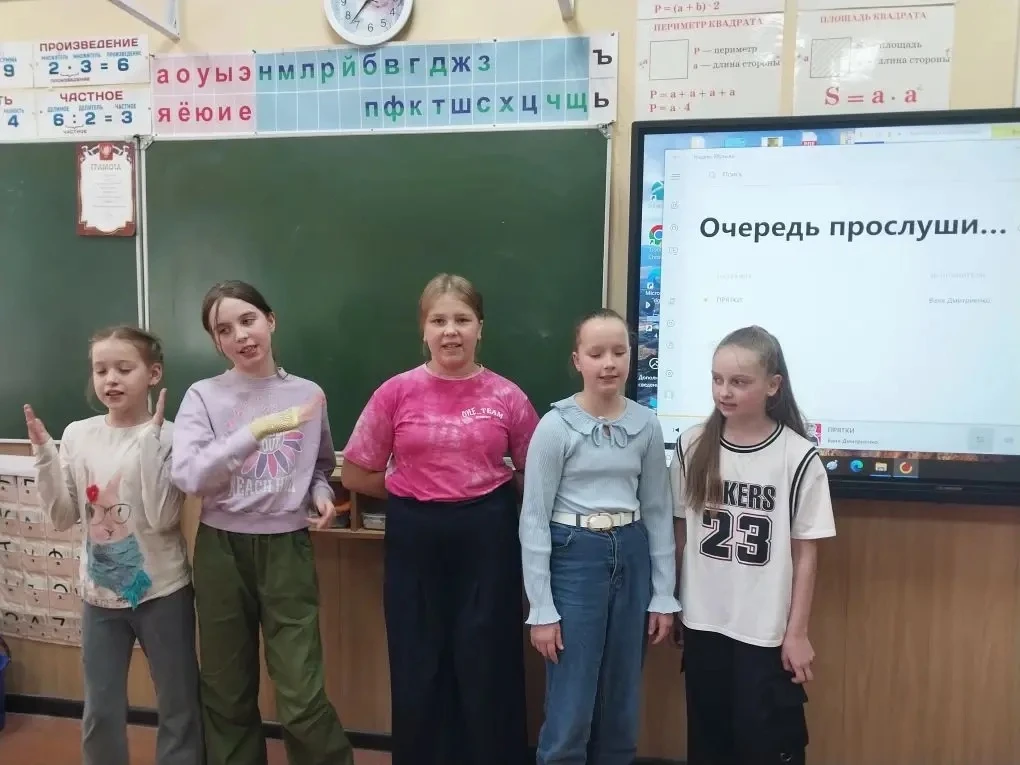 ЛЕТНИЙ ЛАГЕРЬ В ШКОЛЕ 175 

Школьники, которые посещают пришкольный лагерь, с удовольствием музициру