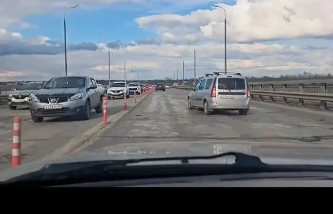 РЕМОНТ МОСТА ЧЕРЕЗ ОКУ С ПОМОЩЬЮ ПЫЛЕСОСА? РЯЗАНЦЫ В ШОКЕ!  На майских праздниках многие жители Ряза