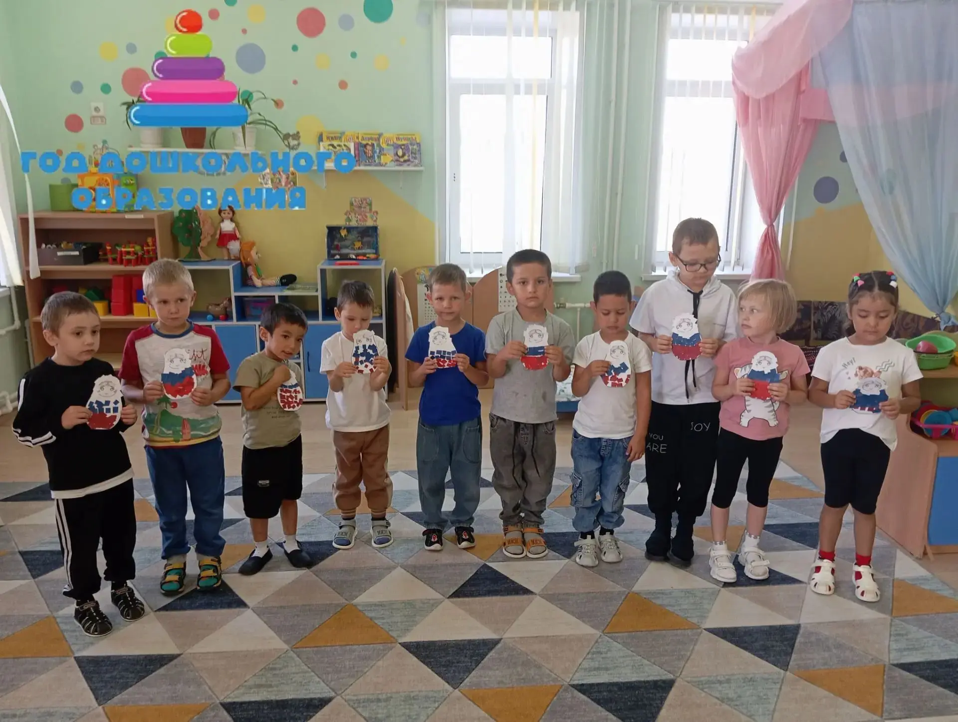 В преддверии Дня Российского флага в старших группах нашего детского сада прошел темати...