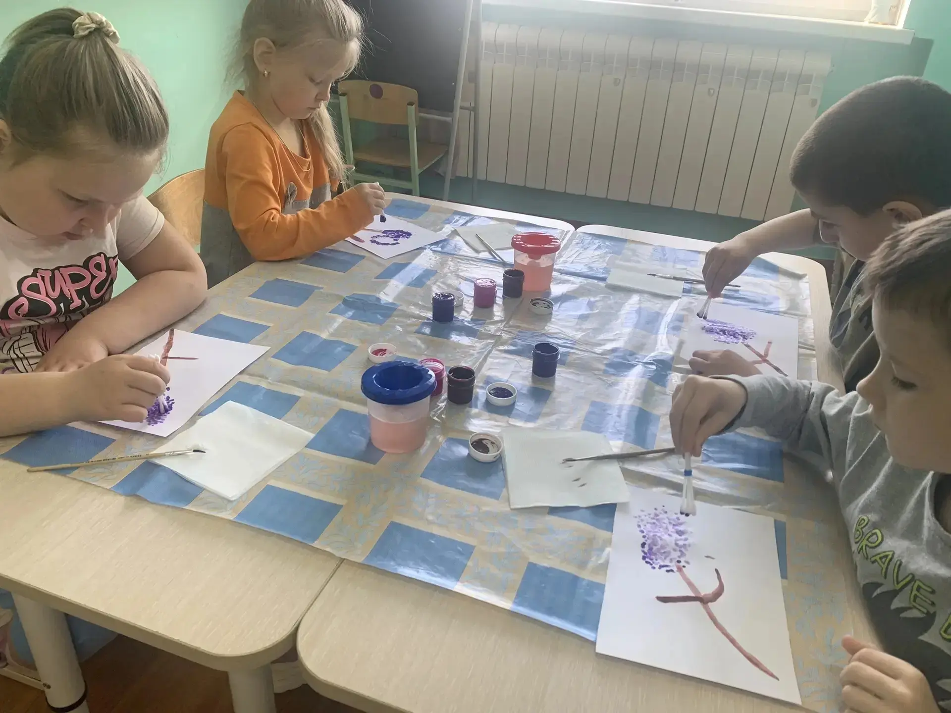 В старшей группе прошло творческое занятие по рисованию, на котором ребята создавали ве...