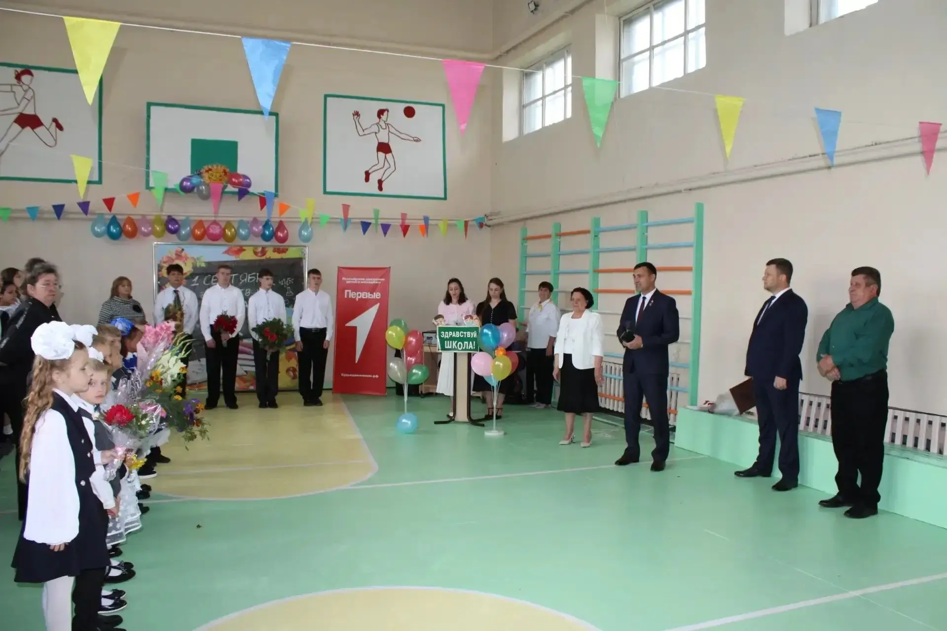 Сегодня принял участие в торжественной линейке, посвященной Дню знаний, в Евгащинской о...