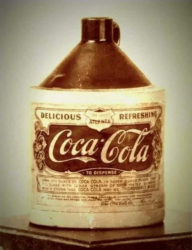 Секретный ингредиент оригинального Coca-Cola: кокаин

Перед вами бутылка для сиропа 1894 года, из ко