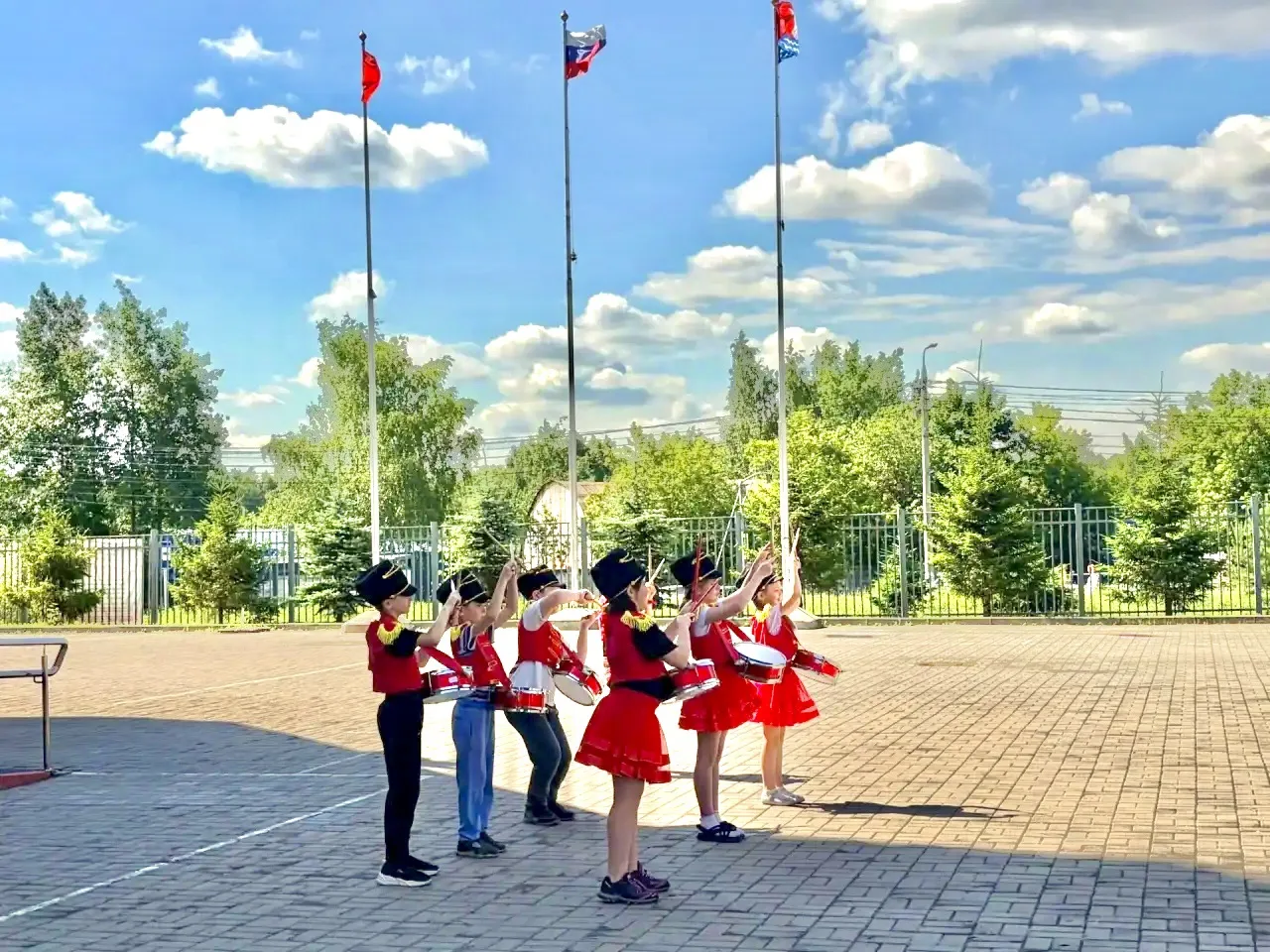 📅 Традиционная линейка 
— День России! 🇷🇺

Сегодняшнее утро понедельника в нашем пришкольном лаге