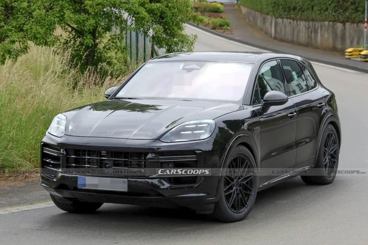 Porsche готовит обновлённый Cayenne Turbo E-Hybrid — кроссовер уже заметили на тестах без камуфляжа.