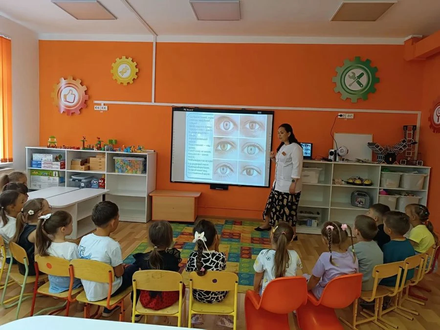 В Чувашской Республике продолжаются выезды офтальмологов в детские сады в рамках проект...