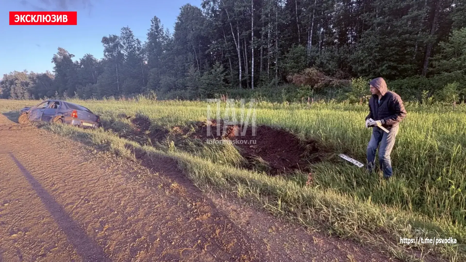 В Пустошкинском районе, на 467-м километре трассы Санкт-Петербург — Киев, между городом Пустошкой и 