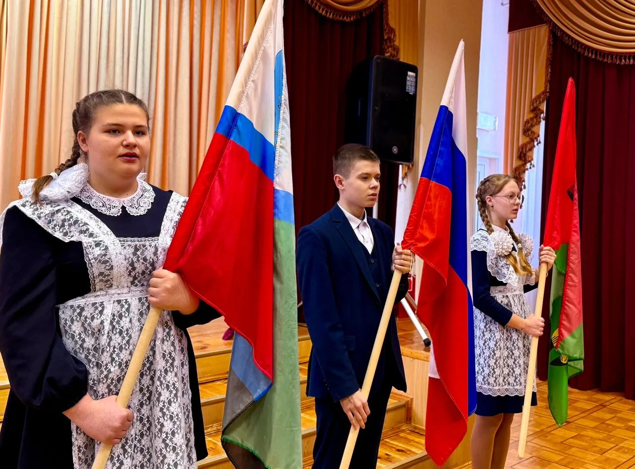 Начало новой недели было отмечено торжественным поднятием Государственного флага Российской Федераци