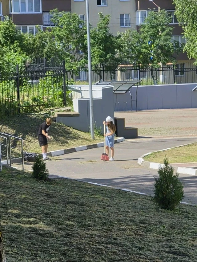 Солнечный день — чистые дорожки!
В нашем летнем лагере труда и отдыха прошёл День чистоты. Ребята с 