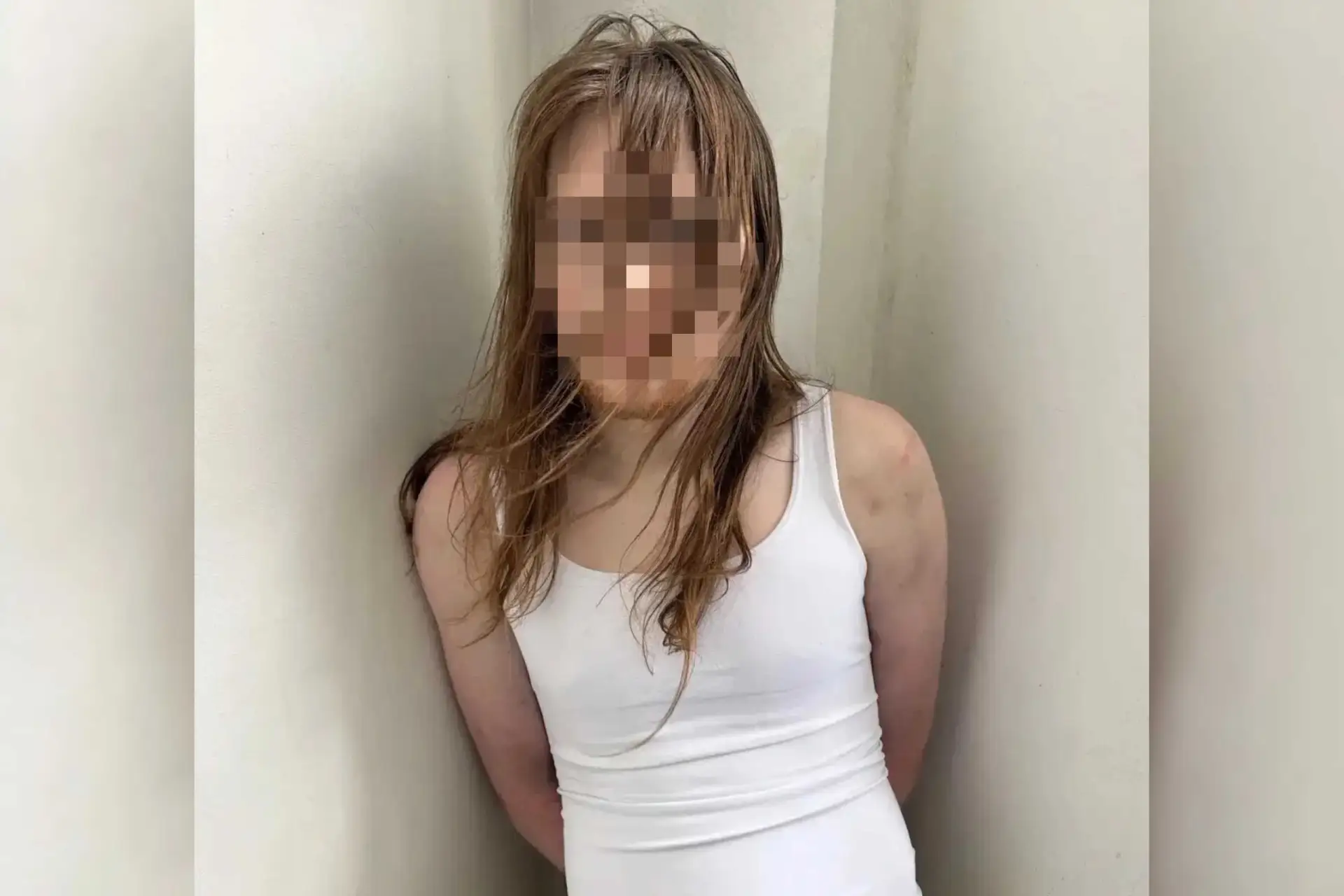 26 июля около часа дня парень, одетый в майку и шорты, перебрался через ограду здания Э...