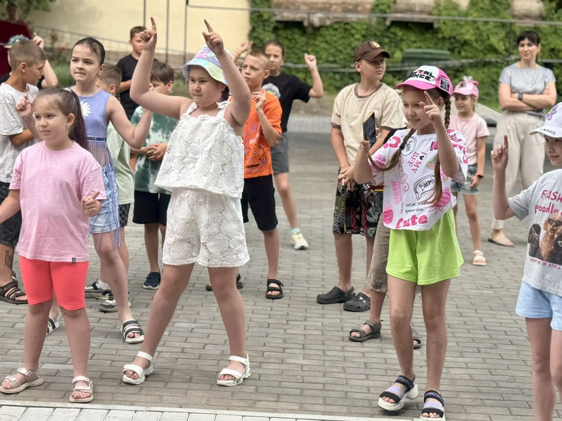 🌎🤲🏻🌱В нашем лагере вовсю кипит жизнь!🎇
Каждый день — как маленькое приключение. Зарядки и линей