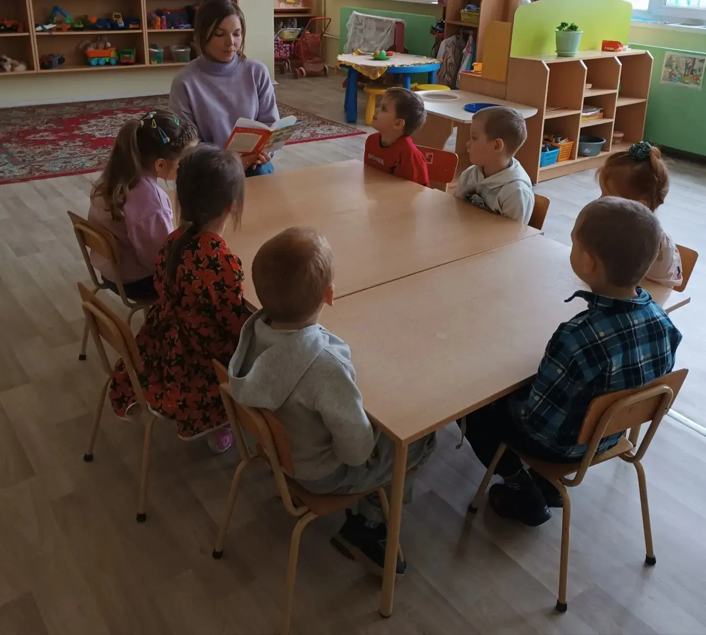 Продолжается реализация программы "Семья- это мы" в младше- средней группе: дошкольники...