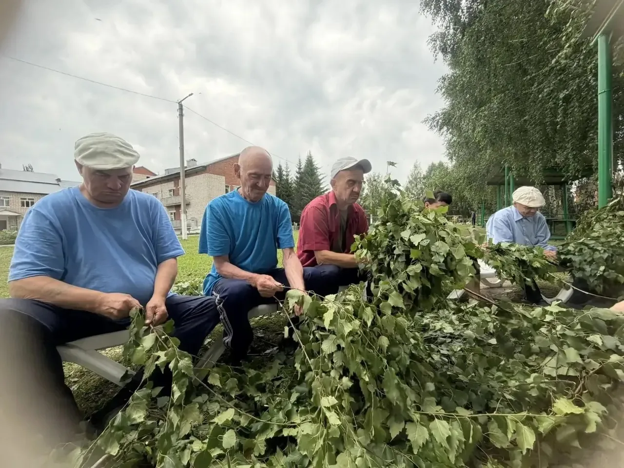 🌿 Заготовка веников в Янаульском доме социального обслуживания «Батыр»! 🌿

В «Батыре» вовсю кипит 