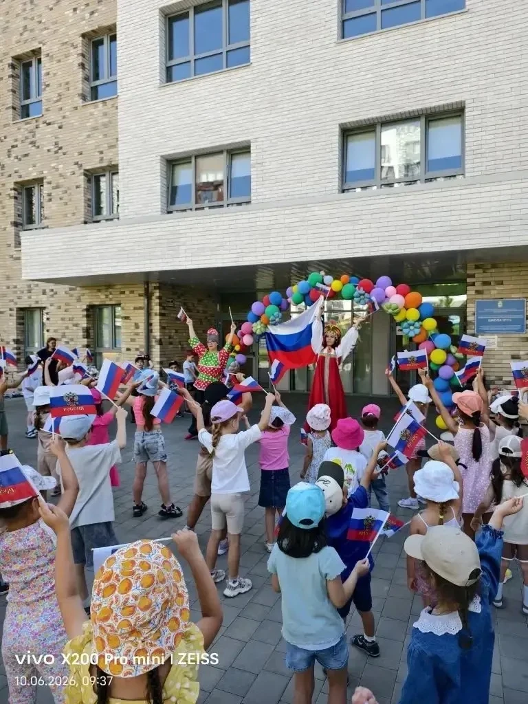 «Славься, страна! Мы гордимся тобой!» 
Сегодня в ДО «Колобок» 4 корпус весело и ярко мы отметили Ден