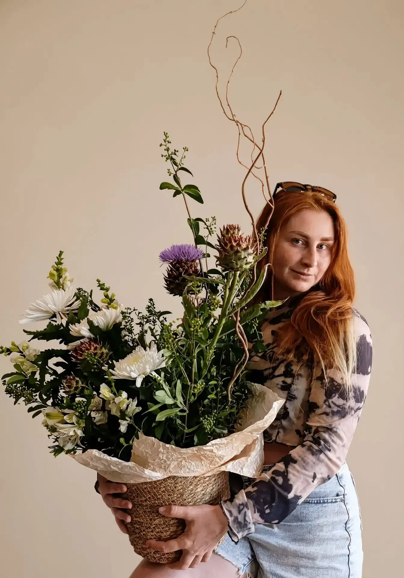 Эта милая девушка зашла за кофе и согласилась на фото с нашей корзиной.