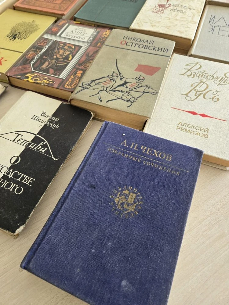 📚  Наша команда передала книги 🎑 для библиотеки им. Ленинского комсомола!
Мы собрали настоящую сок