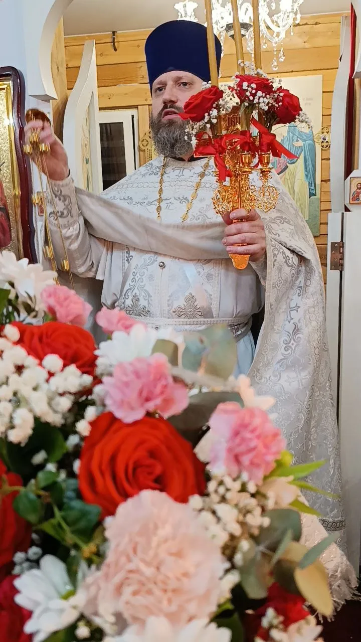 Христо‌с воскре́се из ме́ртвых, сме́ртию смерть попра́в, и су́щим во гробе́х живо́т дар...