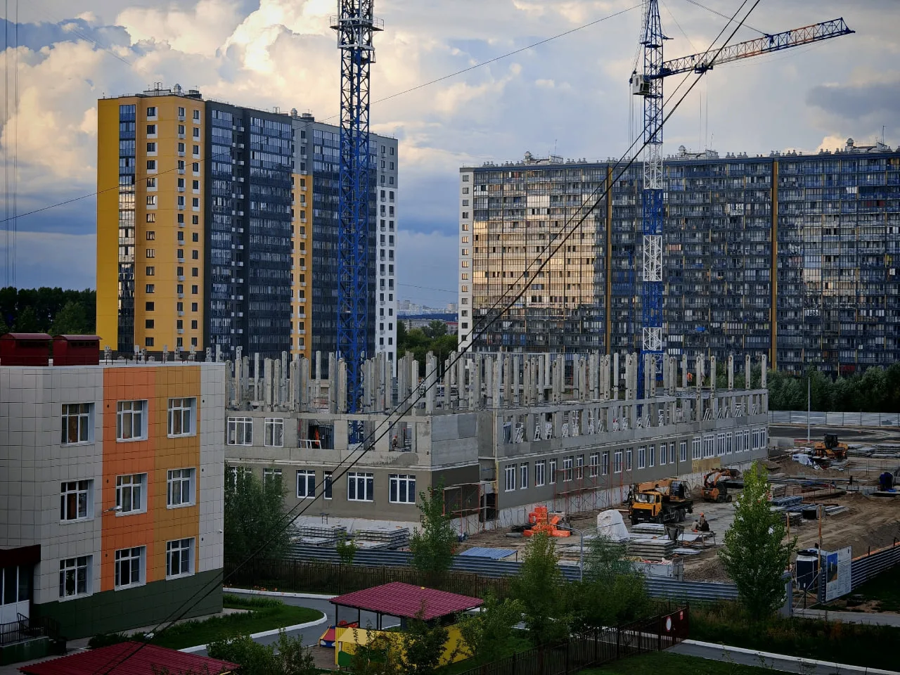 В Кировском районе строят новую школу на 1100 учеников по улице Виктора Шевелёва - ее с...