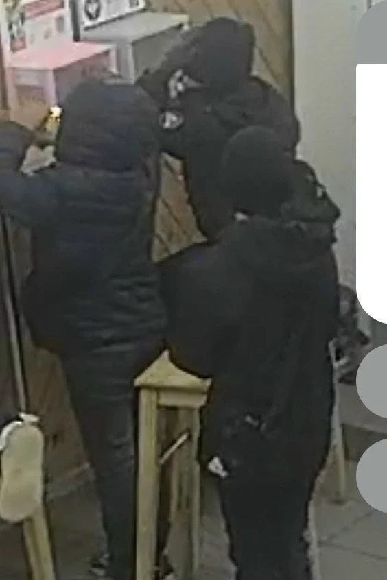 Добрый день. Очень хочется обратиться к родителям этих детей. Проведите с ними беседу п...