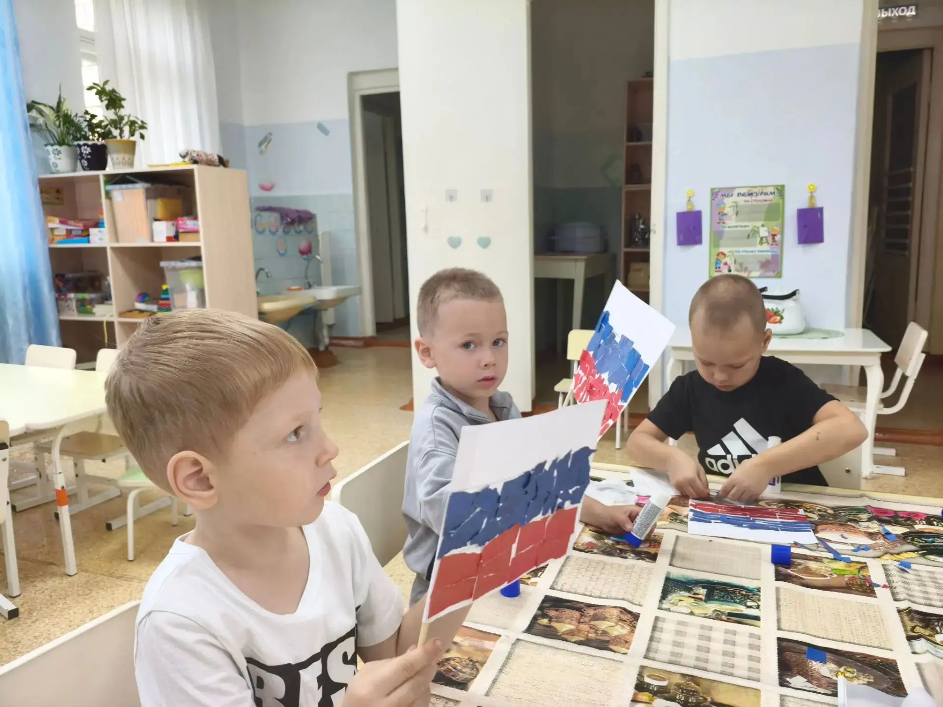 🇷🇺В преддверии Дня Государственного Флага РФ ребята группы "Изобретатели" вышли в пар...