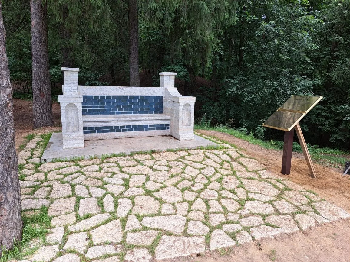 У Каменной скамьи в Шуваловском парке появилась табличка с названием памятника, его номером в реестр