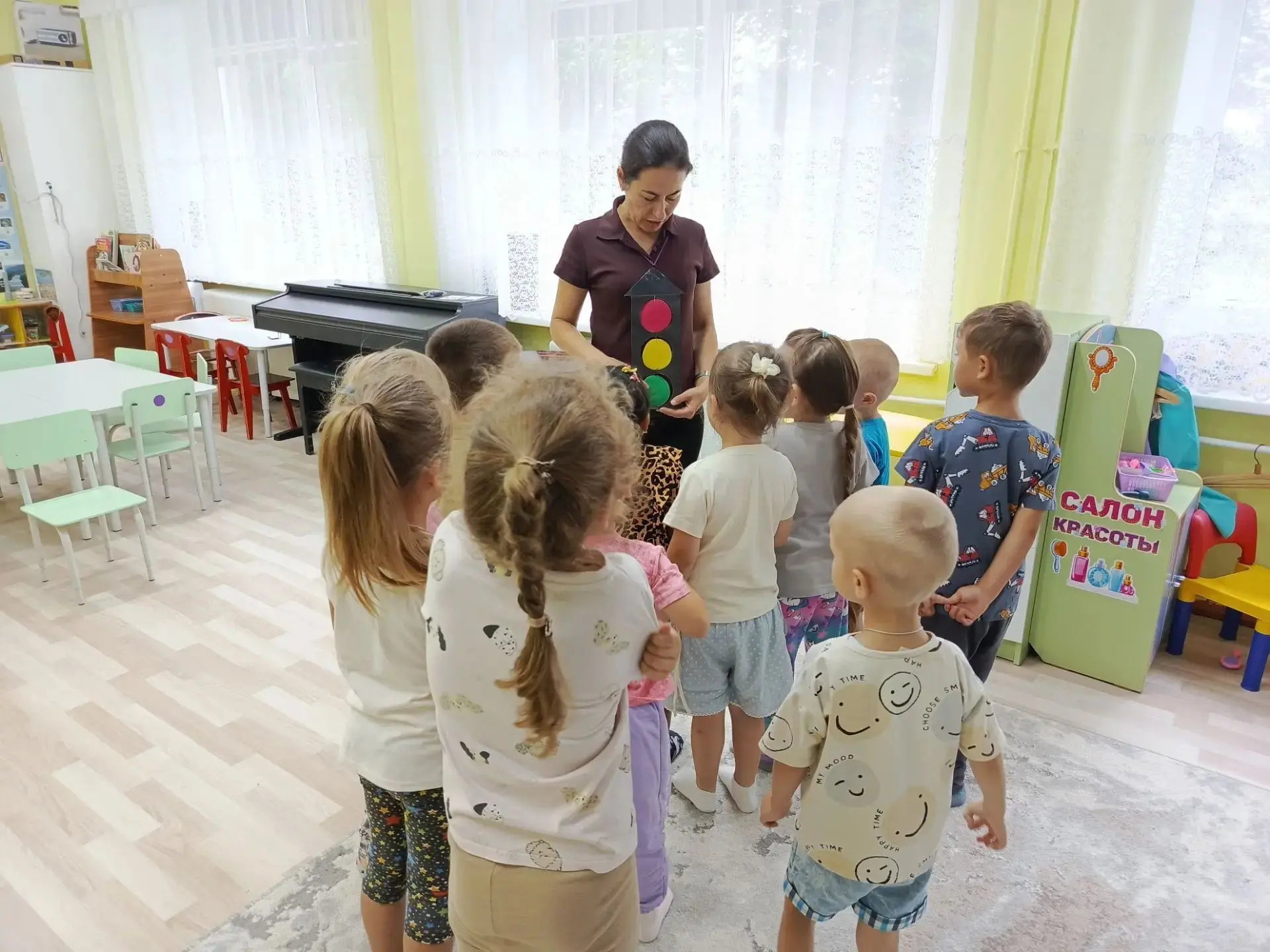 🚦 В средней группе «Солнышко» прошли подвижные игры с элементами правил дорожного движ...
